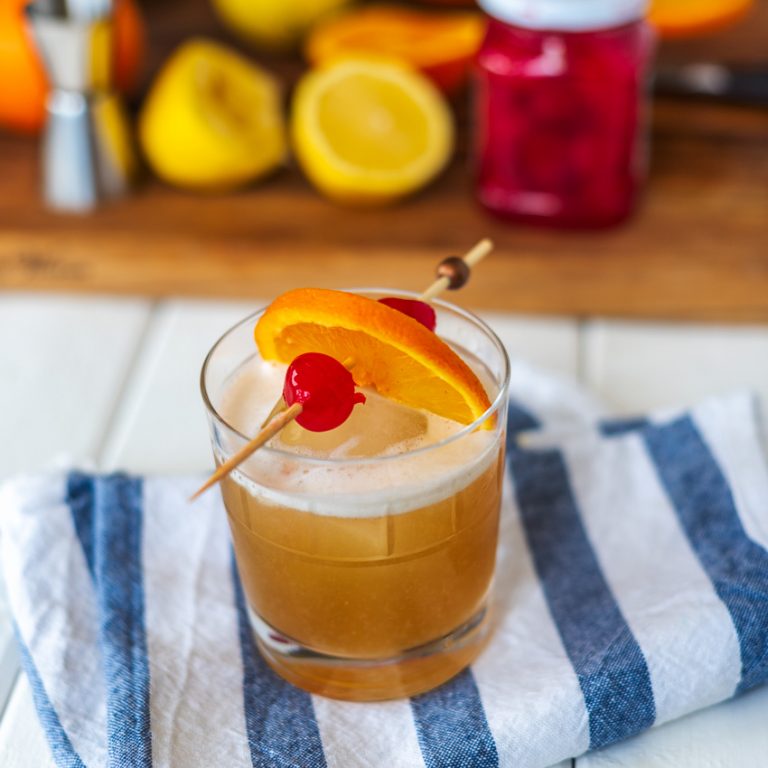 An Easy Amaretto Sour Cocktail Recipe for National Amaretto Day