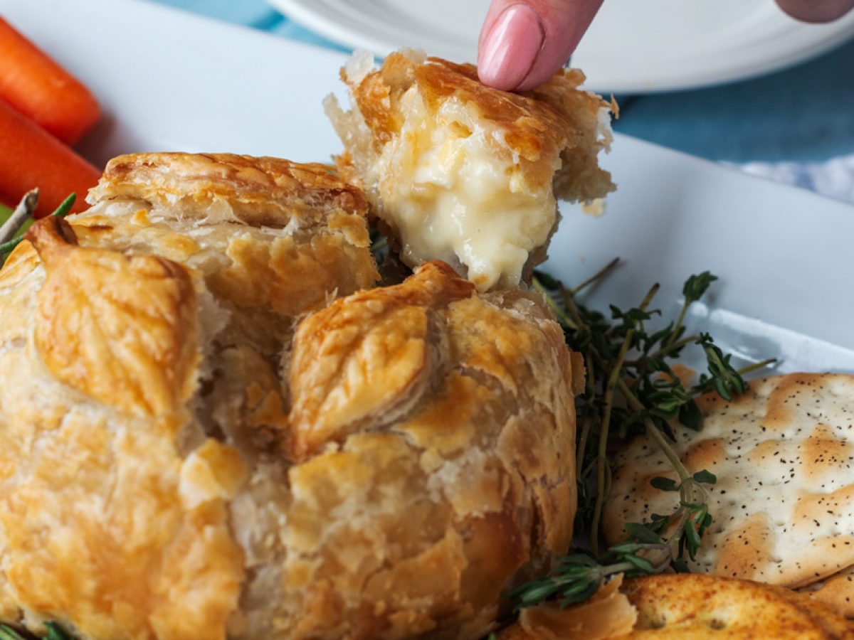 https://poshinprogress.com/wp-content/uploads/2021/08/baked-brie-with-garlic-featured-1200x900.jpg