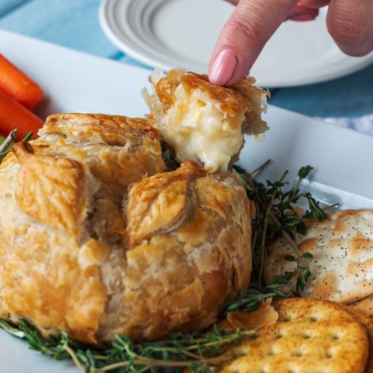 How to Make This Delicious Baked Brie with Garlic