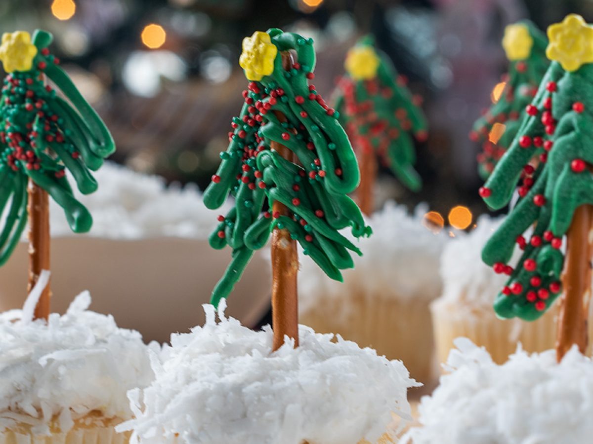 Here's How To Make Edible Christmas Tree Pretzels For The Holidays