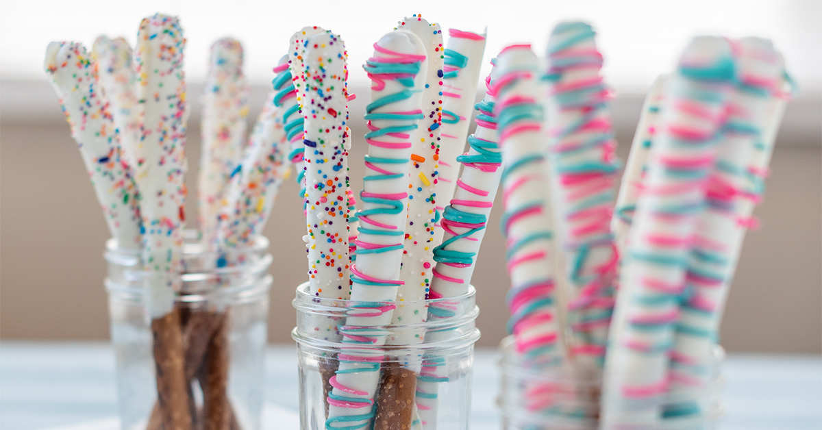 How to Make Chocolate Covered Pretzel Rods 2 Easy Techniques Posh