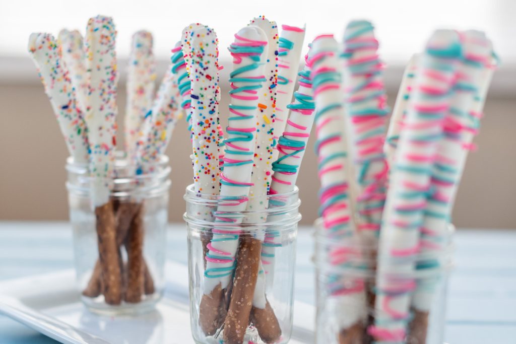 How to Make Chocolate Covered Pretzel Rods 2 Easy Techniques Posh